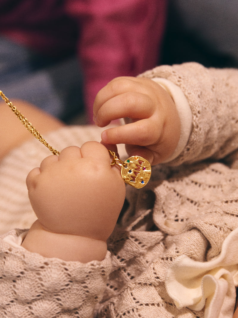 Mamá Charm, vergoldet