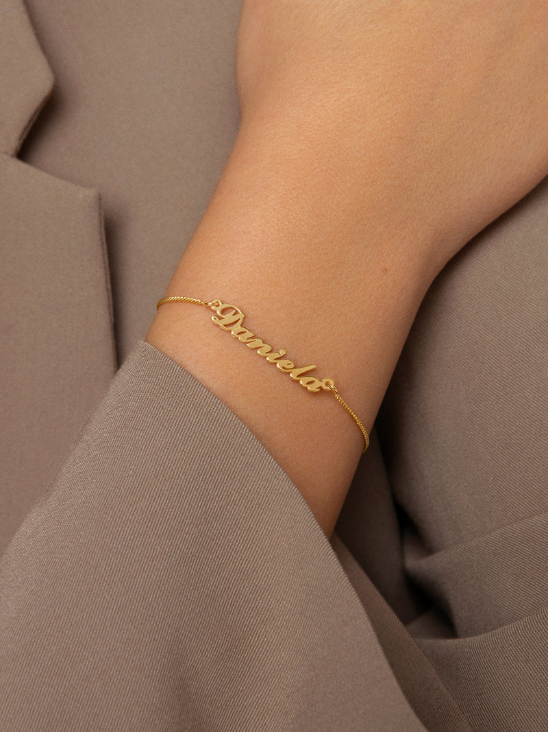 Carrie Personalisiertes Armband, vergoldet