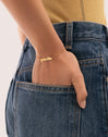 Bracelet Personnalisé Monogramme Argent Plaqué Or - puesto en modelo