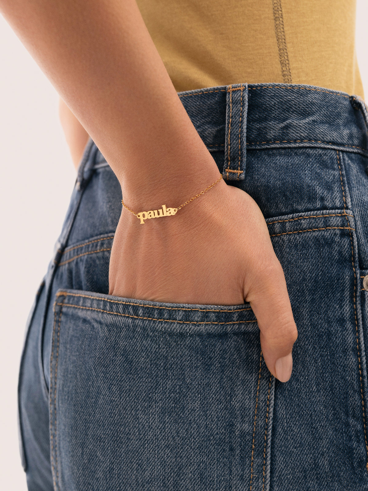 Bracelet Personnalisé Monogramme Argent Plaqué Or - puesto en modelo
