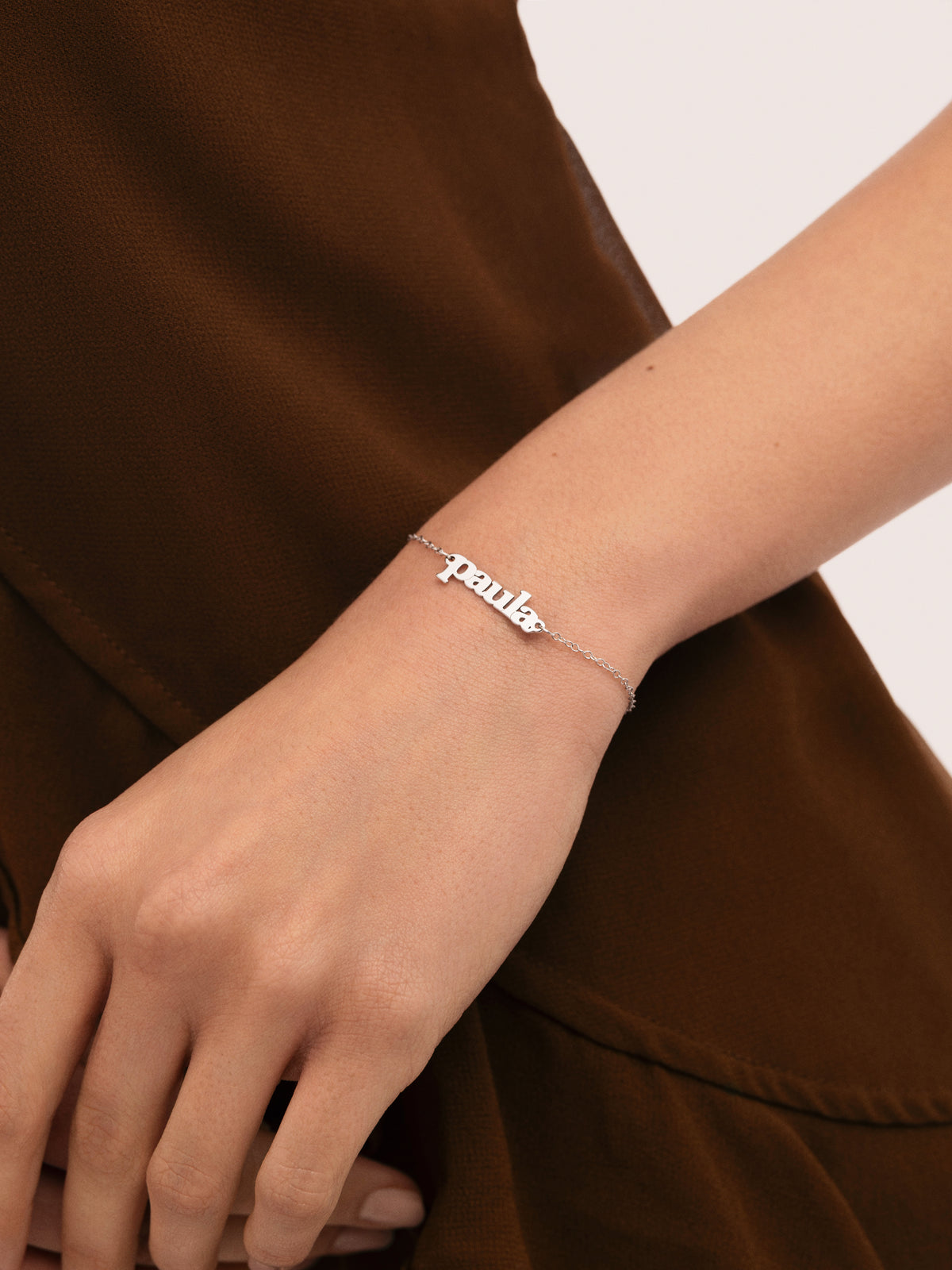 Bracelet Personnalisé Monogramme Argent - puesto en modelo