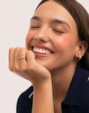 Alma Kyanite Gold-Plated Ring - puesto en modelo