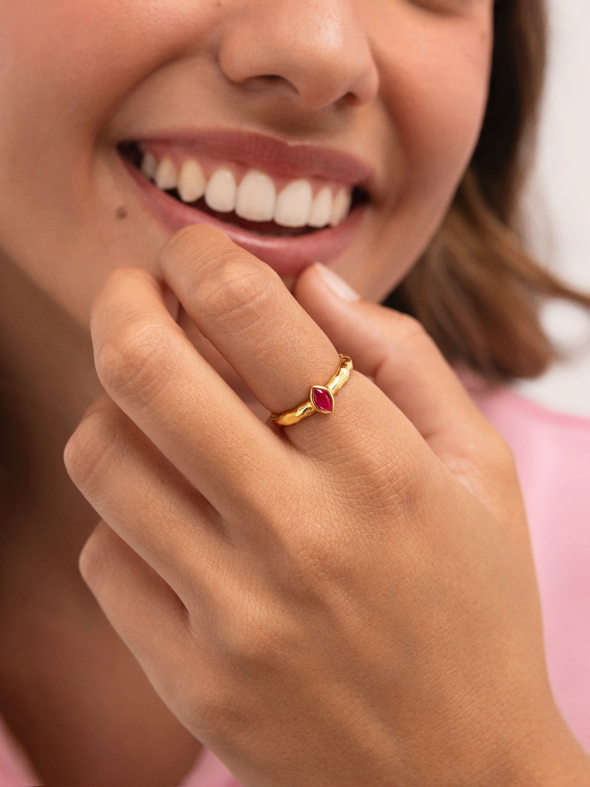 Ring Alma Rosé verguld - puesto en modelo