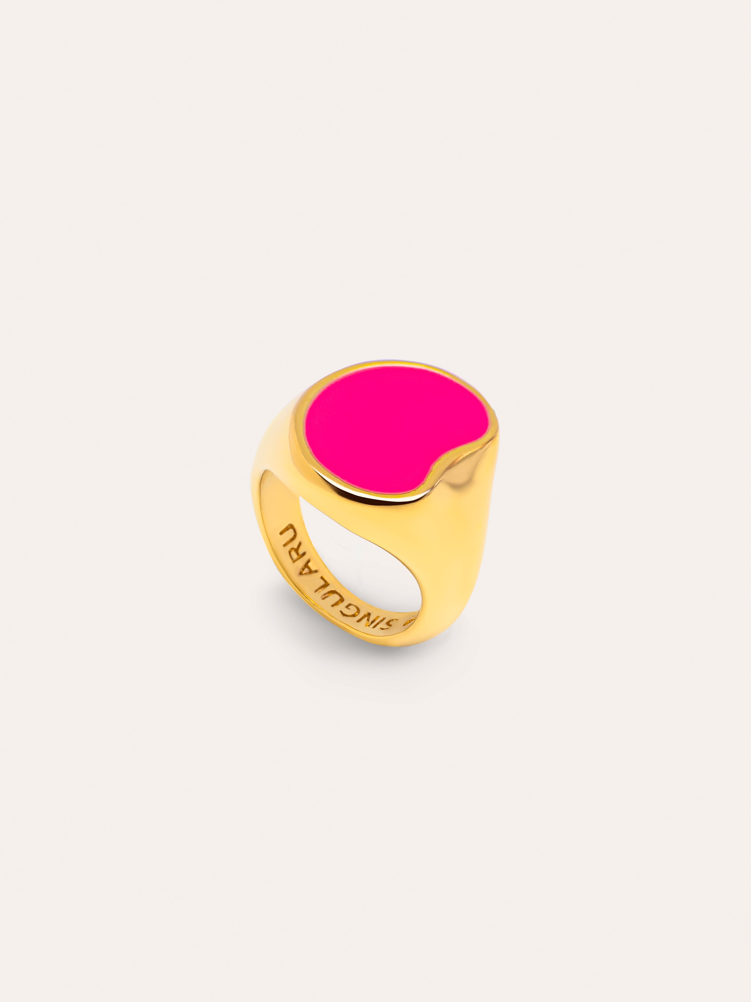 Anillo Signet Bean Neon Pink Enamel Baño Oro