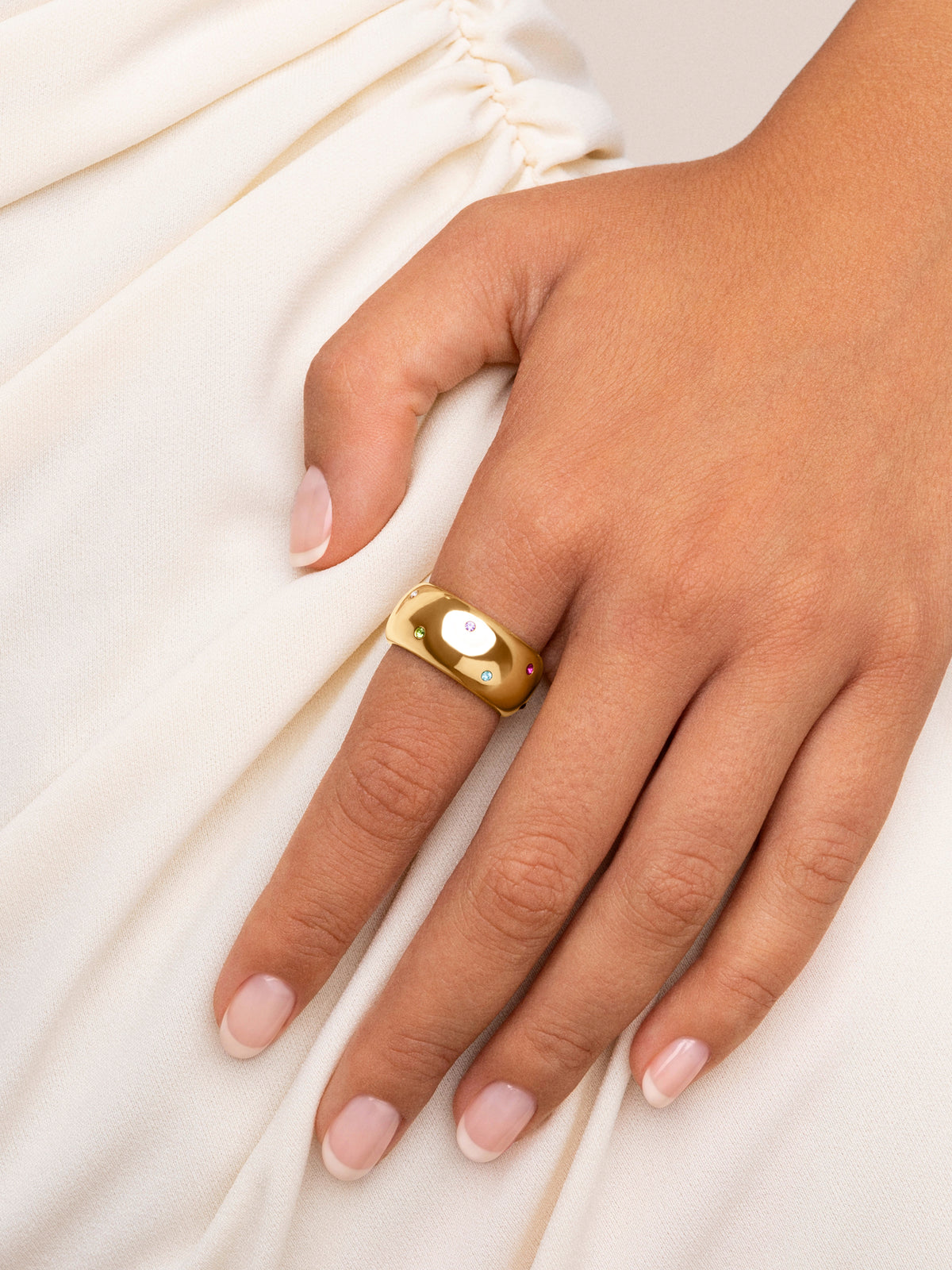 Anillo Curve Rainbow Acero Baño Oro - puesto en modelo
