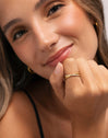 Anel Doble Teresa Sparks Aço Banho de Ouro - puesto en modelo