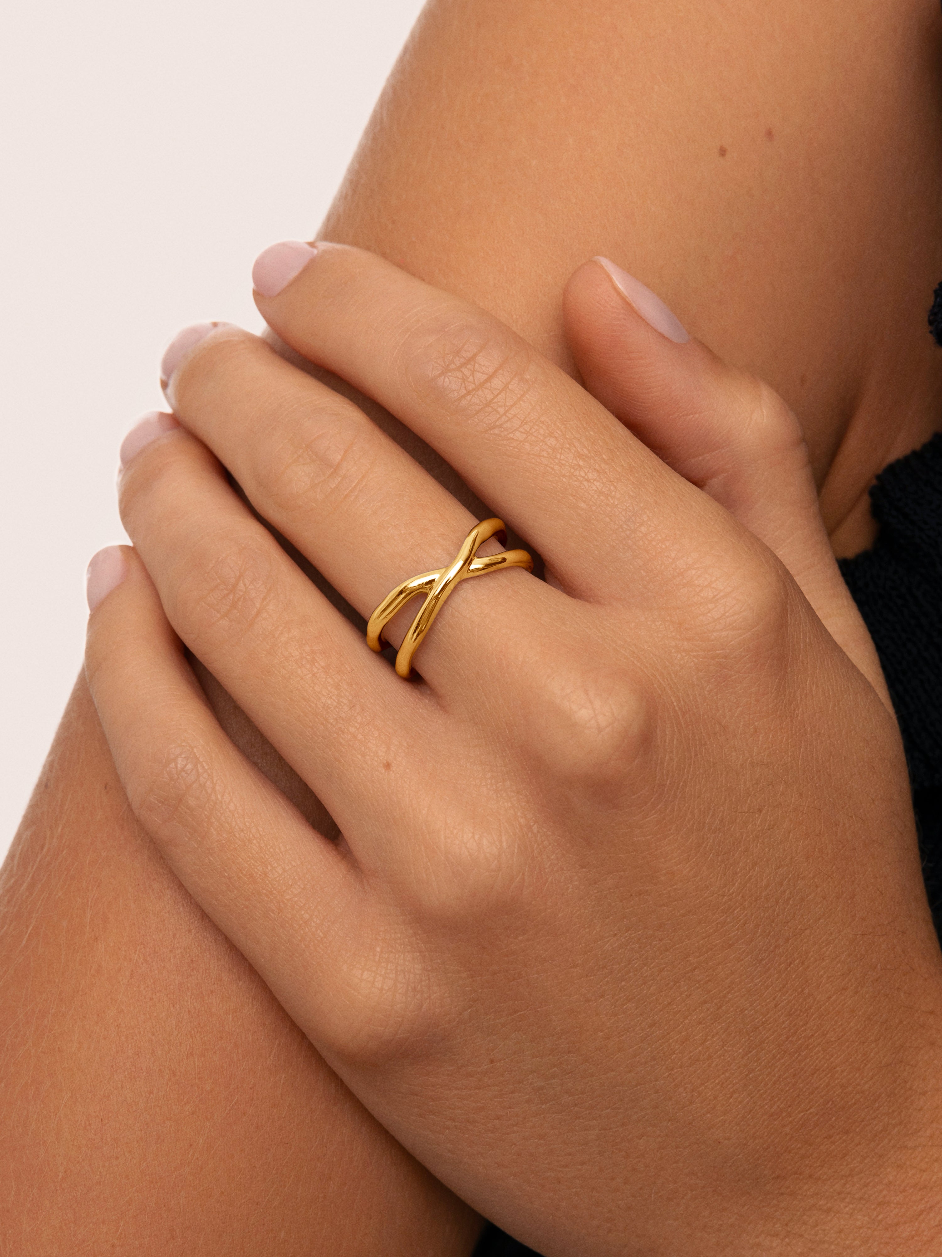 Hug Gold Ring 