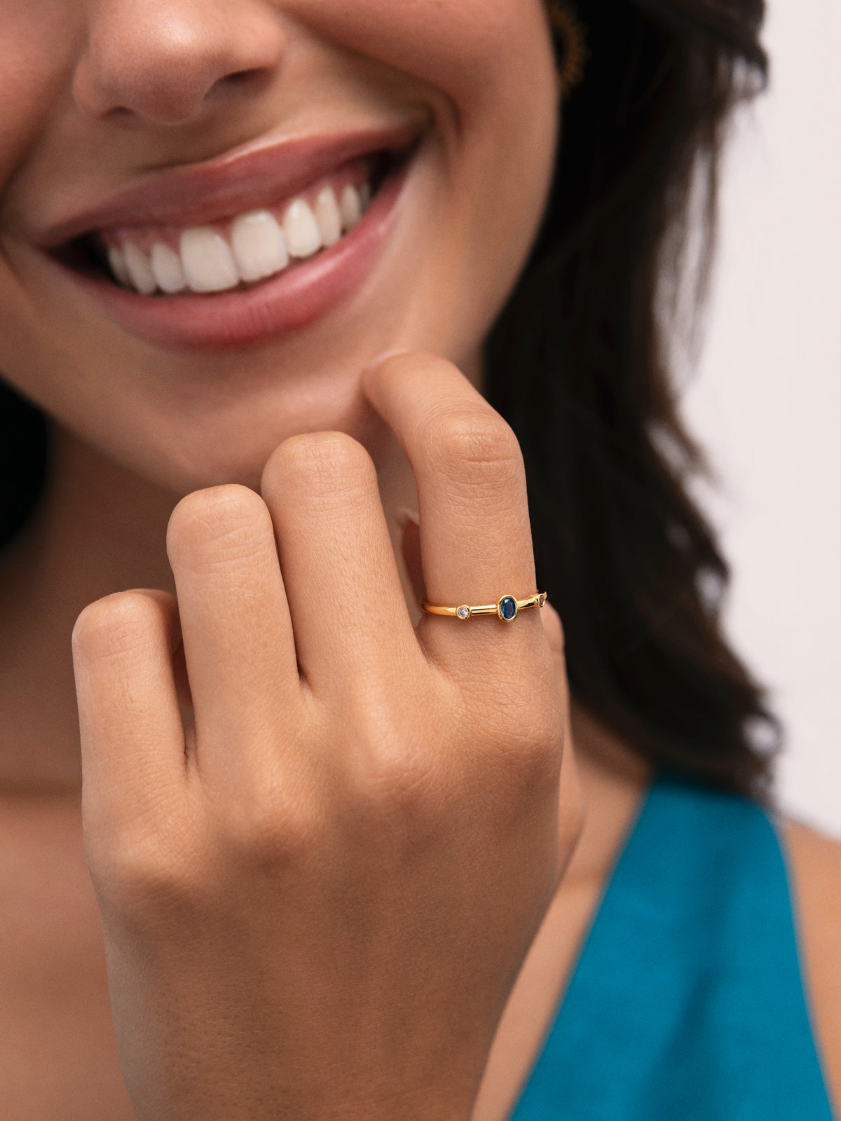 Anillo Leonor Índigo Baño Oro - puesto en modelo