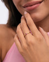 Anillo Leonor Rose Baño Oro - puesto en modelo