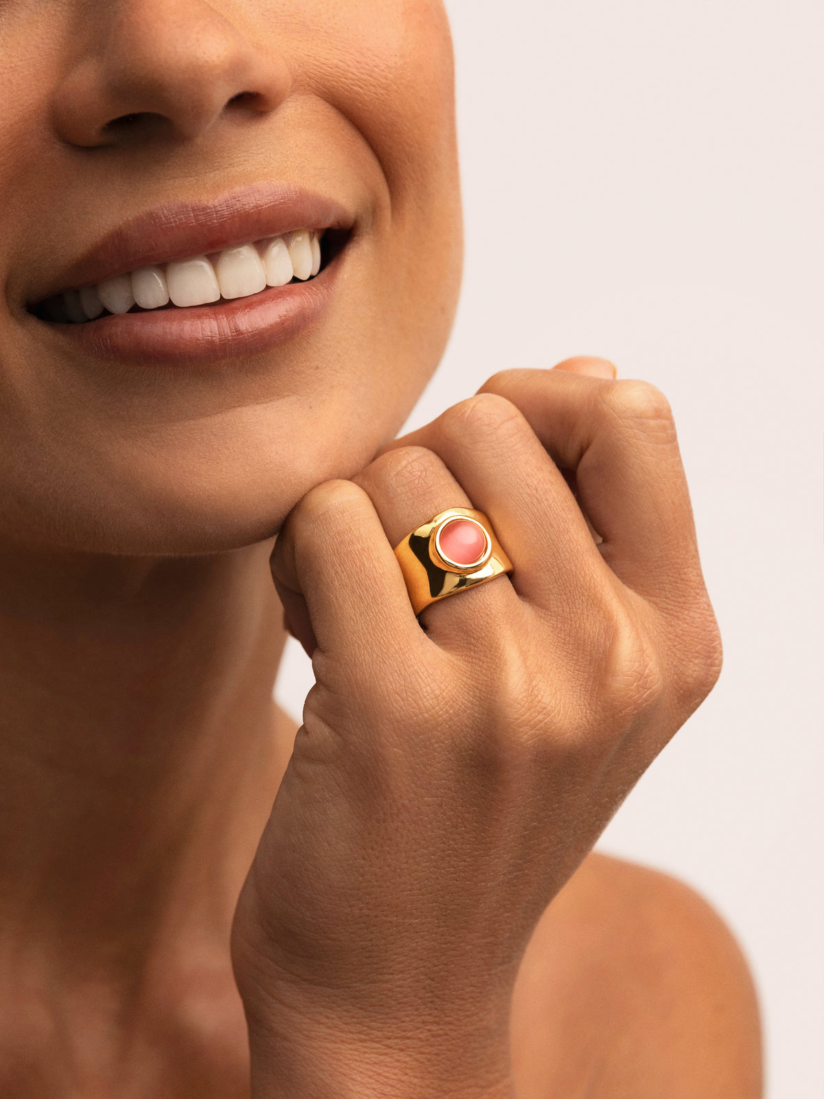 Ring My Pink Stone Edelstahl mit 18kt Goldbeschichtung - puesto en modelo