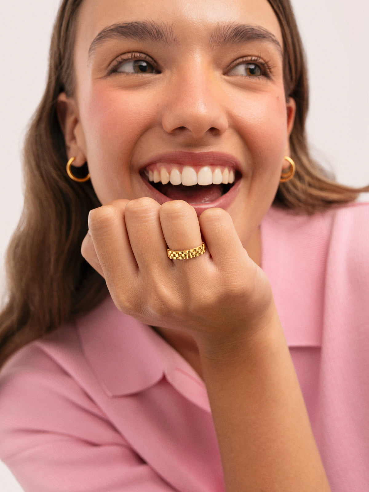 Anillo Sierpe Acero Baño Oro - puesto en modelo