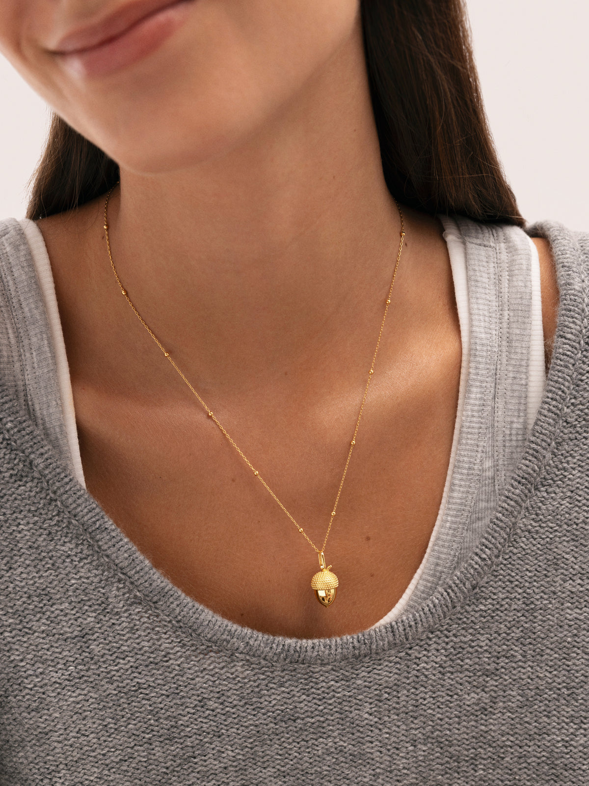 Gold-Plated Acorn Charm - puesto en modelo