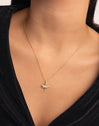 Gold-Plated Dragonfly Charm - puesto en modelo