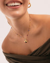 Charm Morcego Banho a Ouro - puesto en modelo