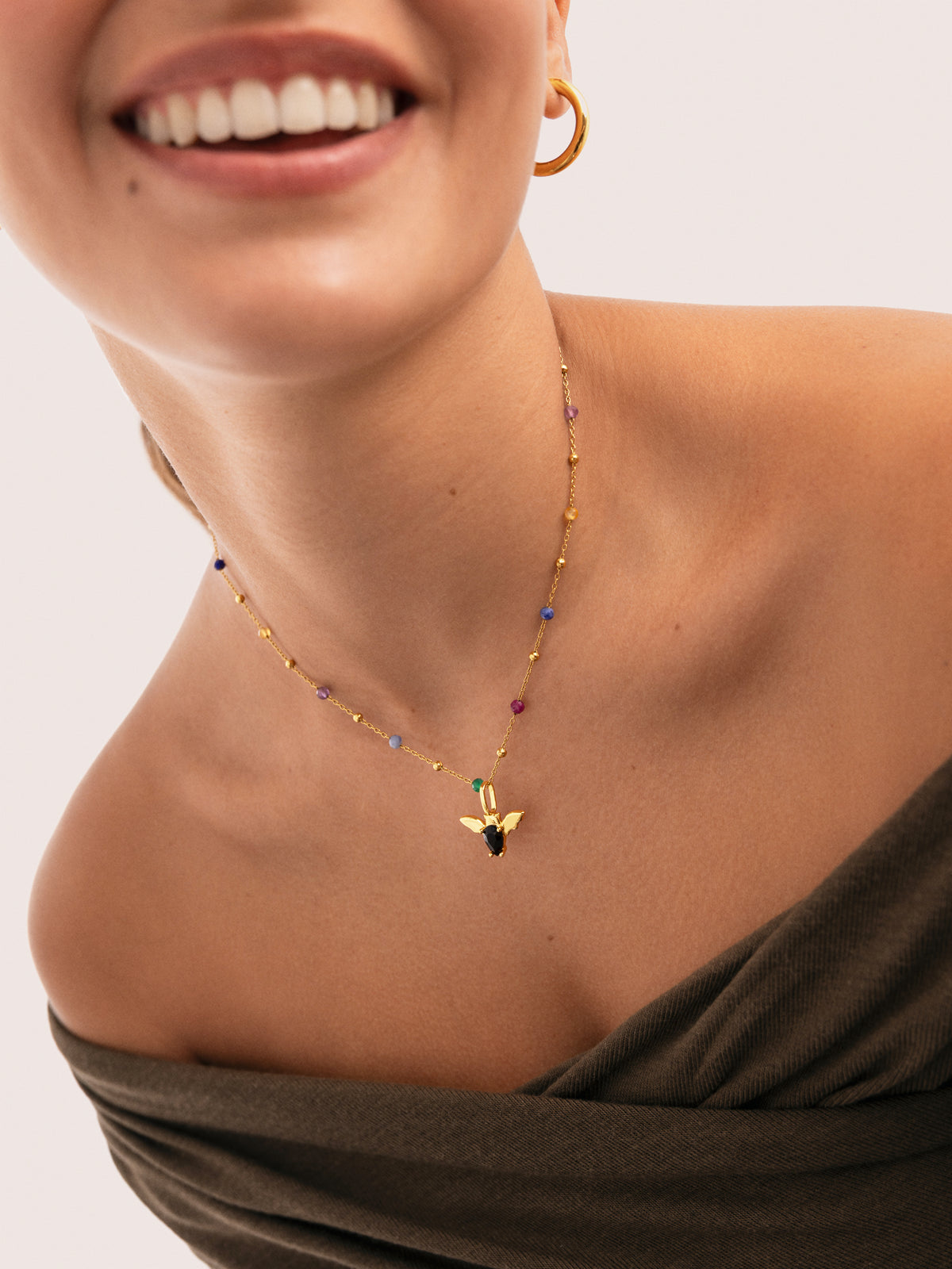 Charm Morcego Banho a Ouro - puesto en modelo