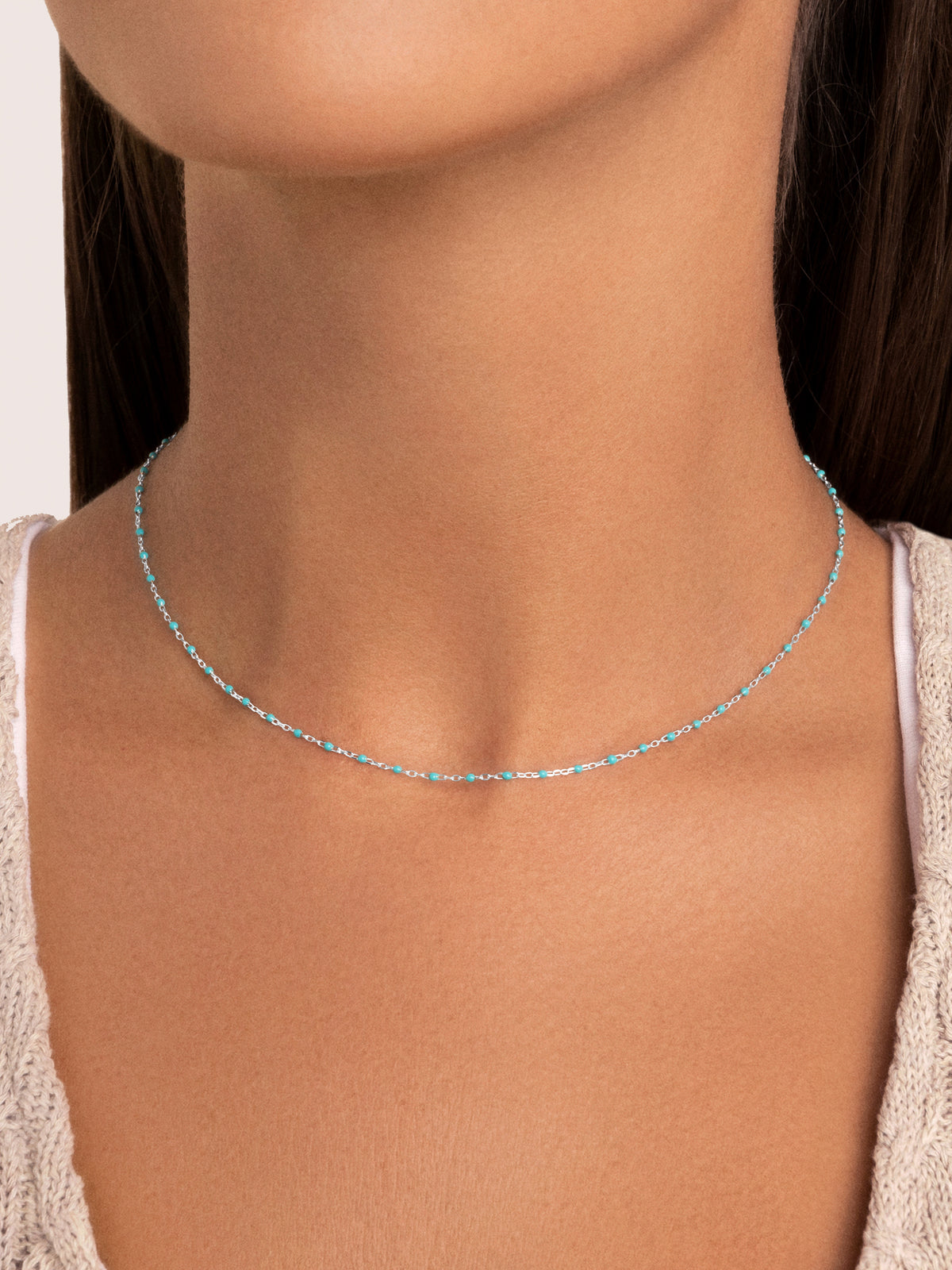 Collar Dots Turquoise Enamel Acero - puesto en modelo