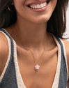 Collier Étoile Quartz Rose Acier Plaqué Or - puesto en modelo