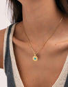 Colar Medallion Aqua Aço Banhado a Ouro - puesto en modelo