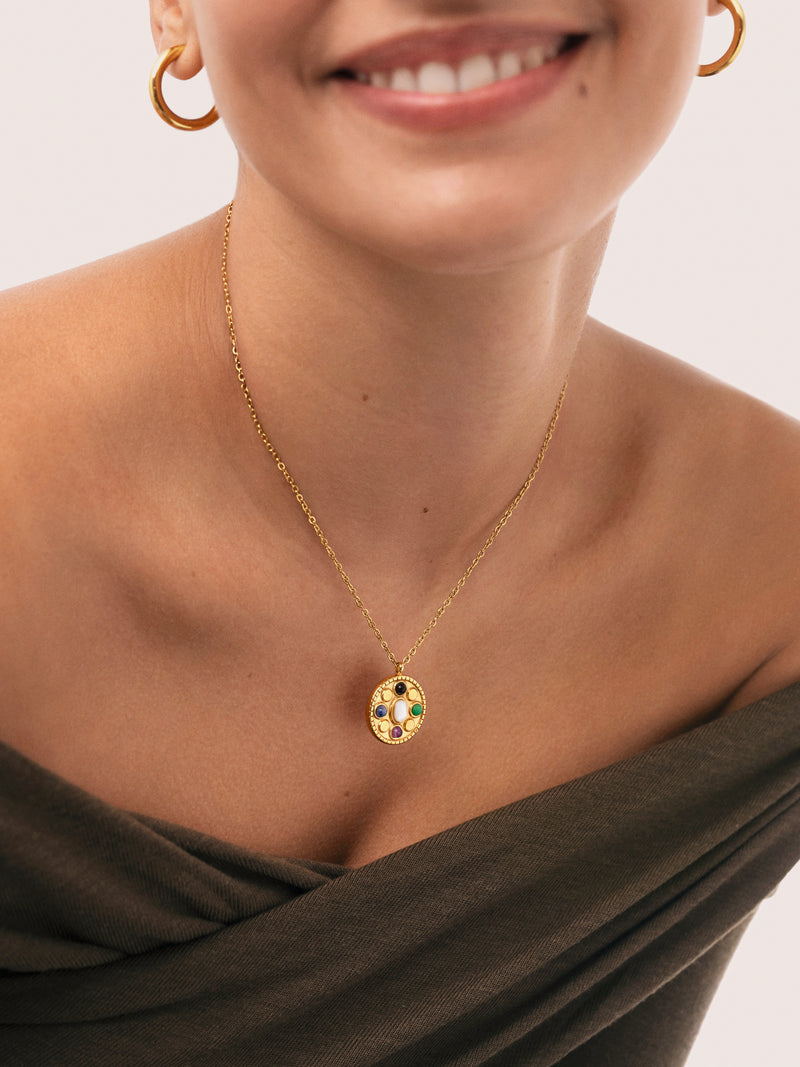 Colar Medallion Five Stones Mística Aço Banho a Ouro