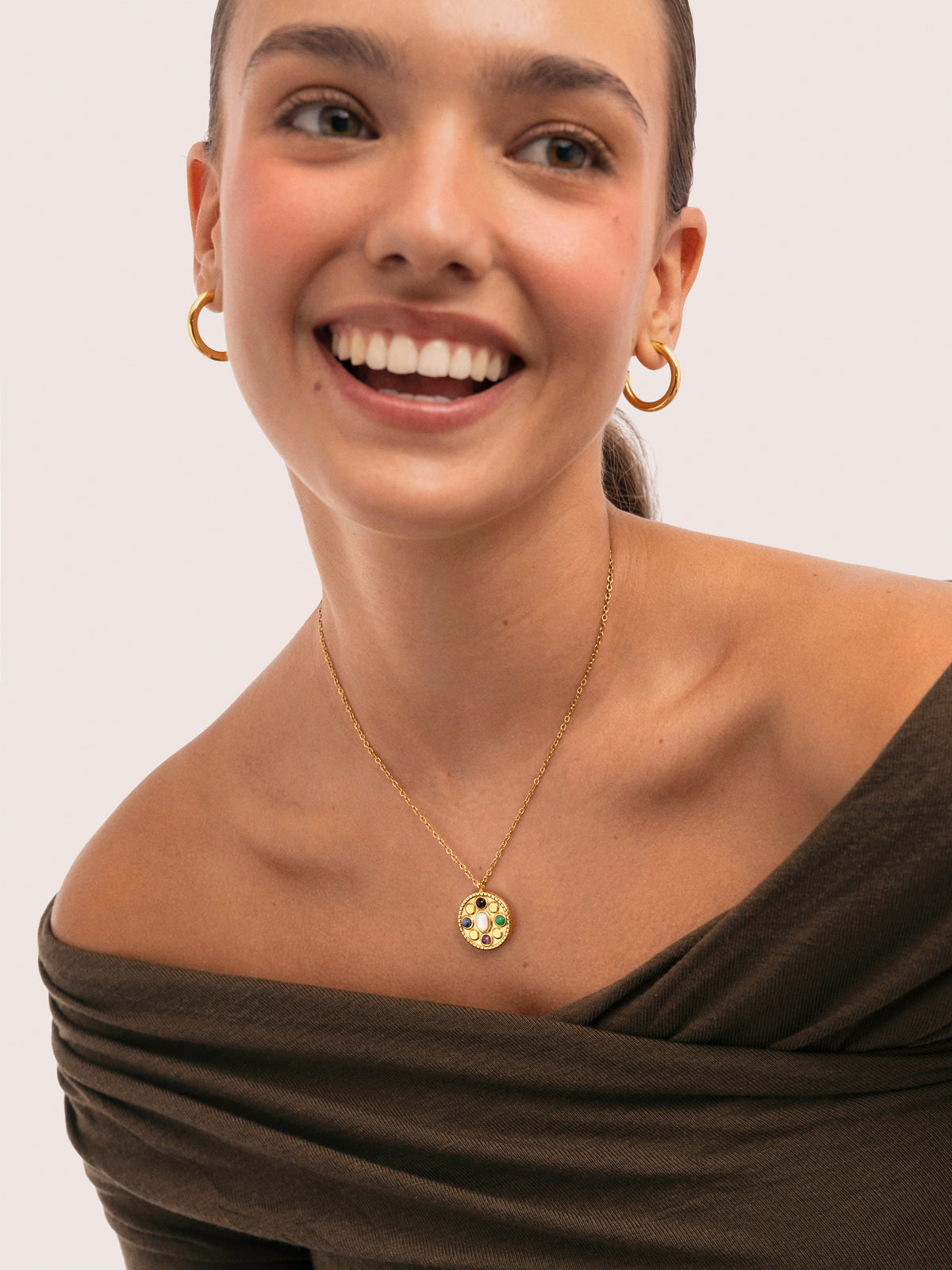 Colar Medallion Five Stones Mística Aço Banho a Ouro - vista 4