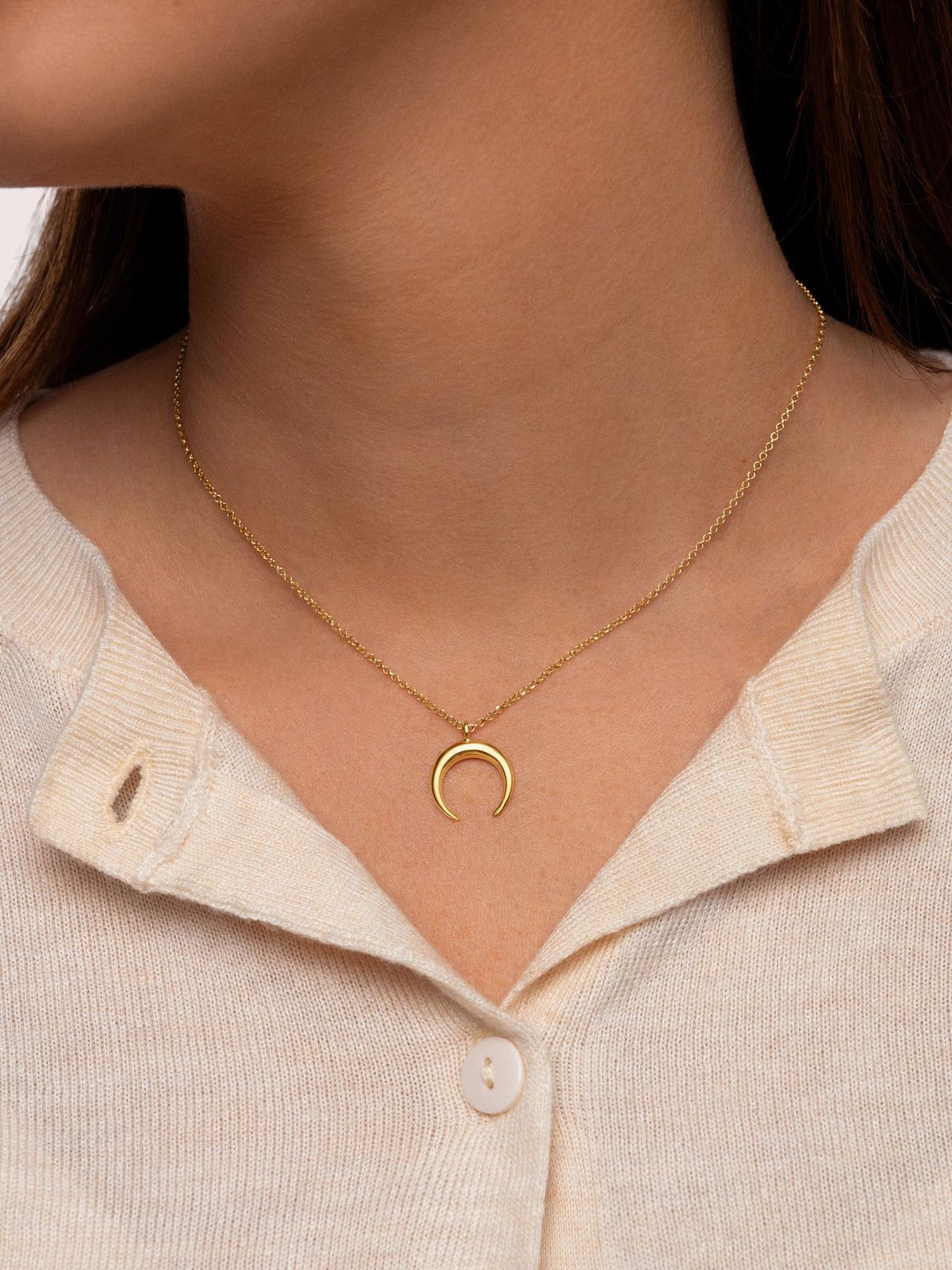 Colar Moonset Aço Banhado a Ouro - puesto en modelo