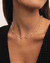 Collar Pearl & Pearls Baño Oro - puesto en modelo