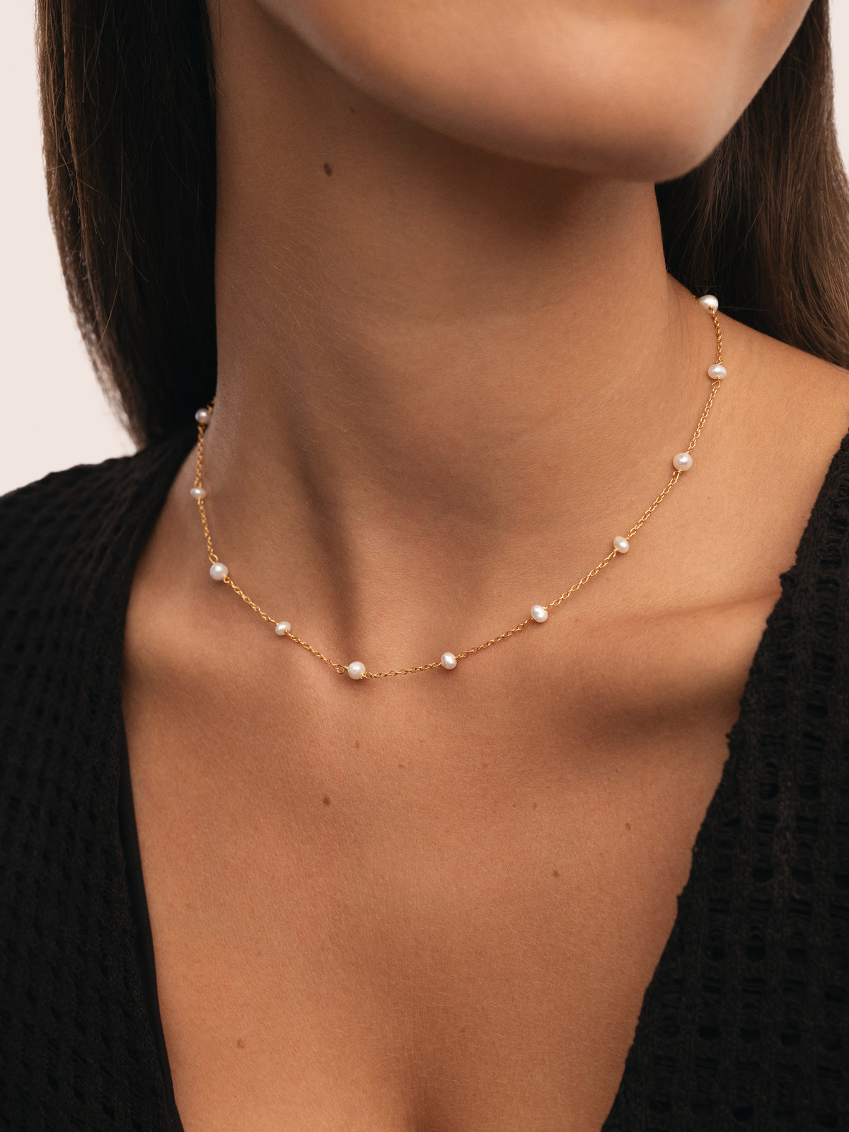 Collar Pearl & Pearls Baño Oro - puesto en modelo
