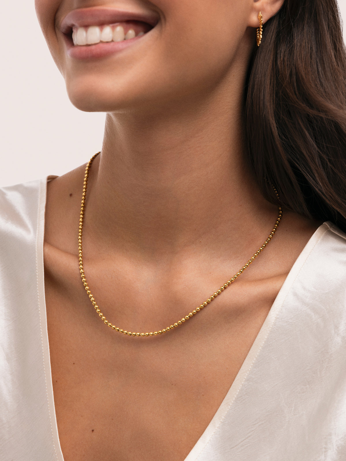 Collier chapelet en acier plaqué or - puesto en modelo