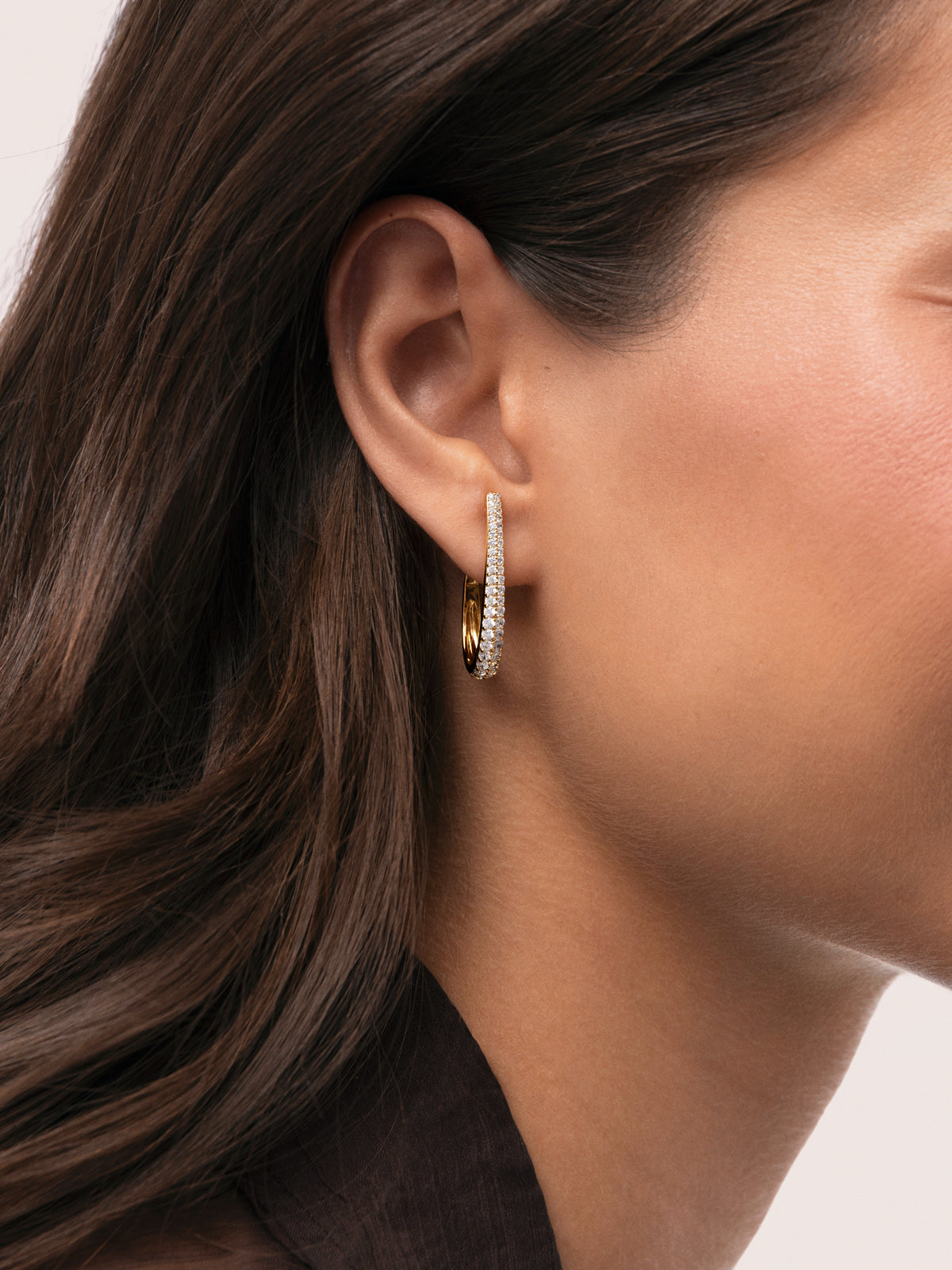 Aby Sparks Gold-Plated Hoop Earrings - puesto en modelo