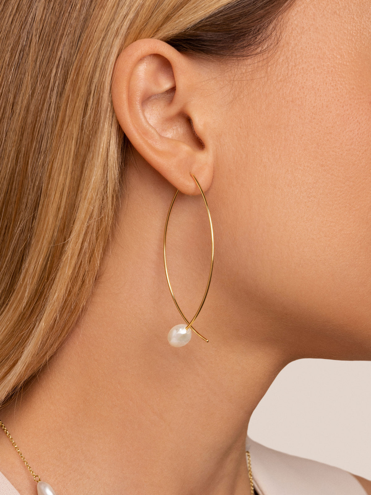 Pendientes Arch Bean Pearl Acero Baño Oro - puesto en modelo