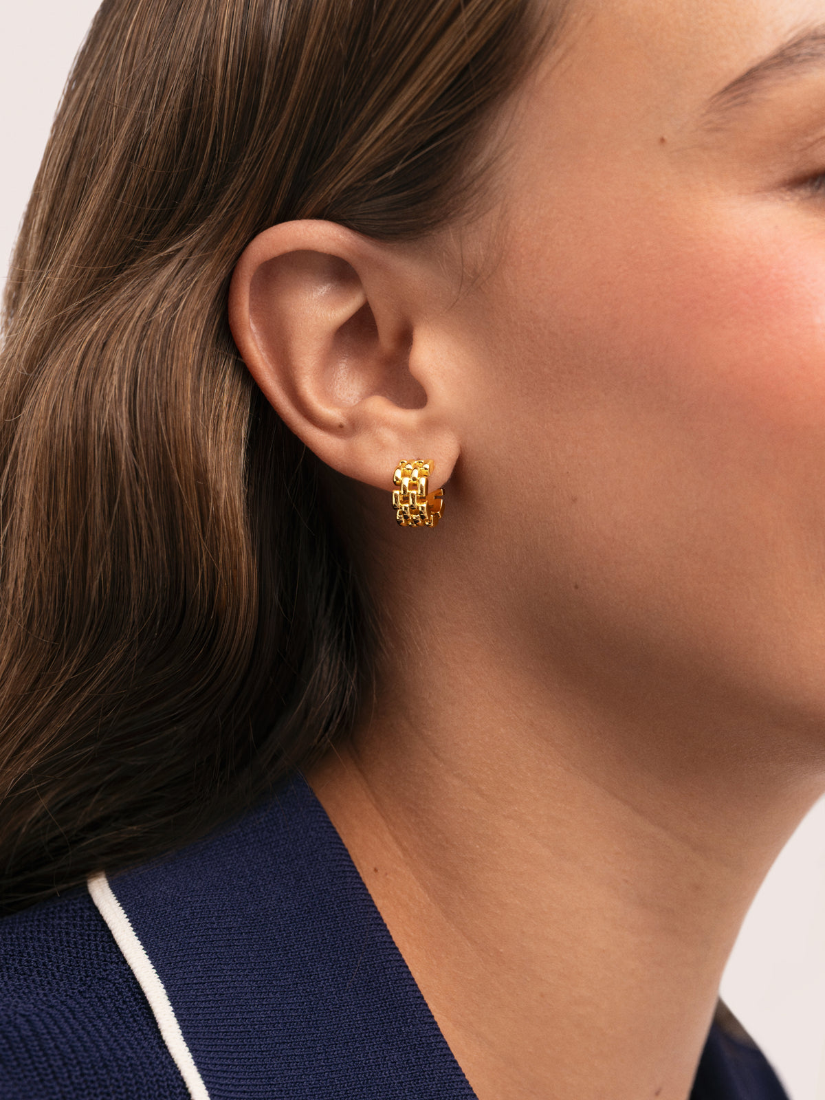 Pendientes Aro Mini Sierpe Baño Oro - puesto en modelo
