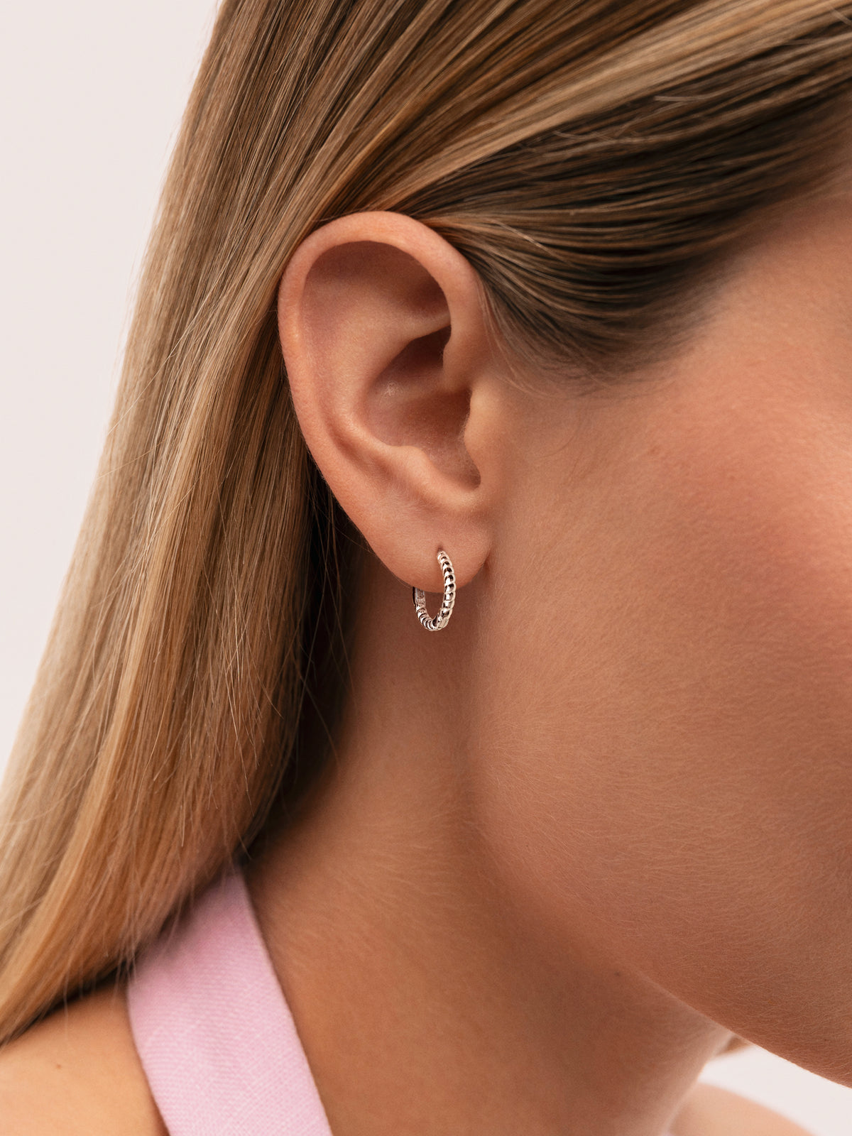 Hoop Earrings Twist Steel - puesto en modelo