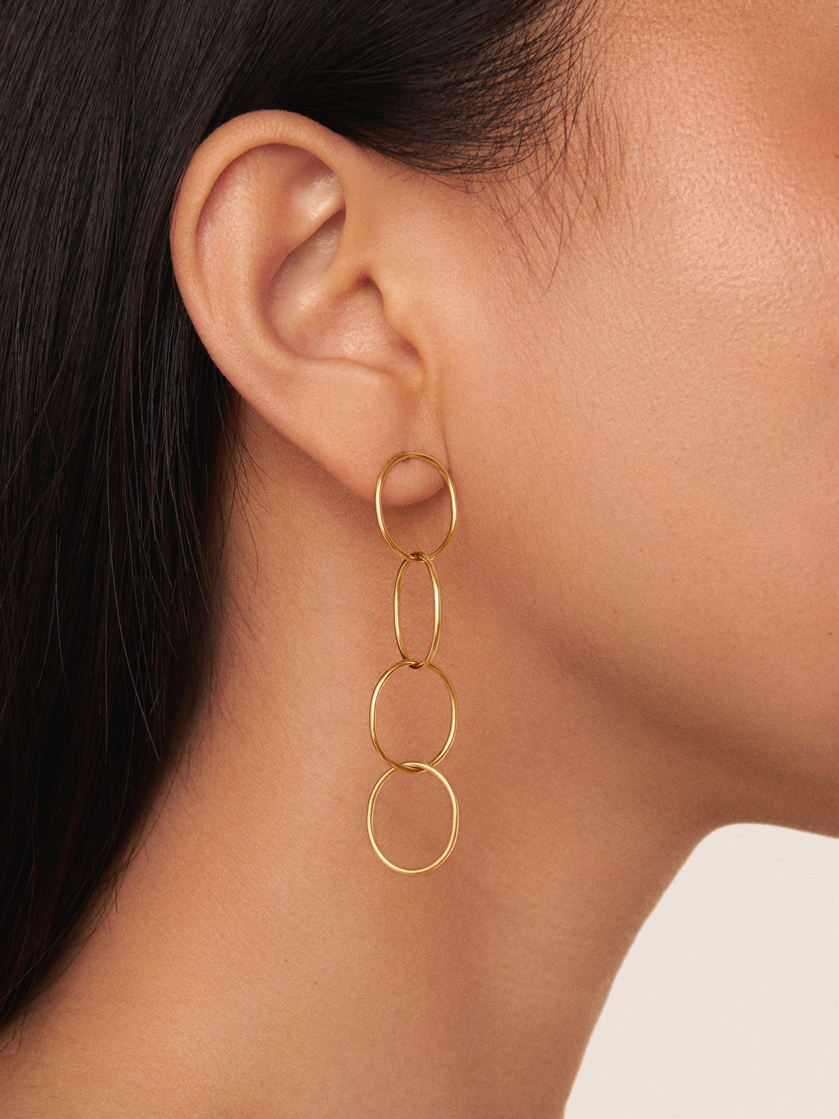 Pendientes Circles & Circles Acero Baño Oro - puesto en modelo
