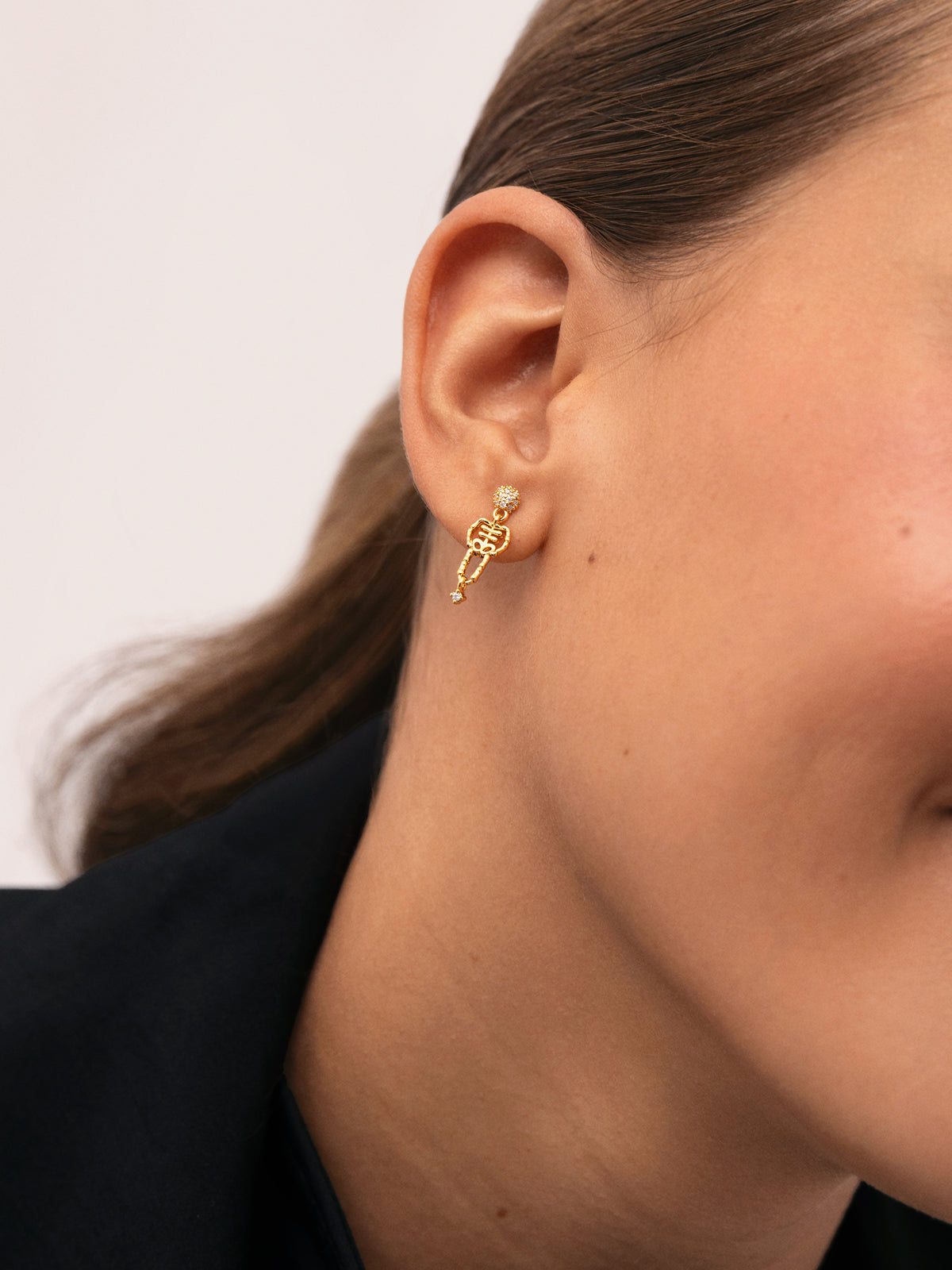 Pendientes Esqueleto Spark Baño Oro - puesto en modelo