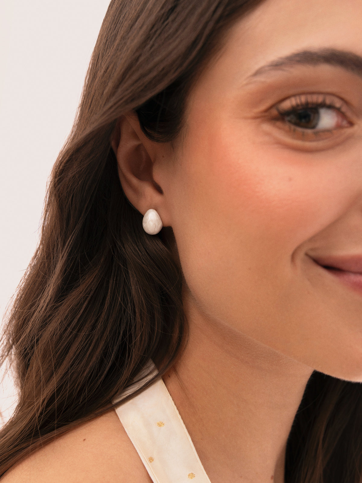 Alea White Enamel Drop Earrings Steel Gold Plated - puesto en modelo