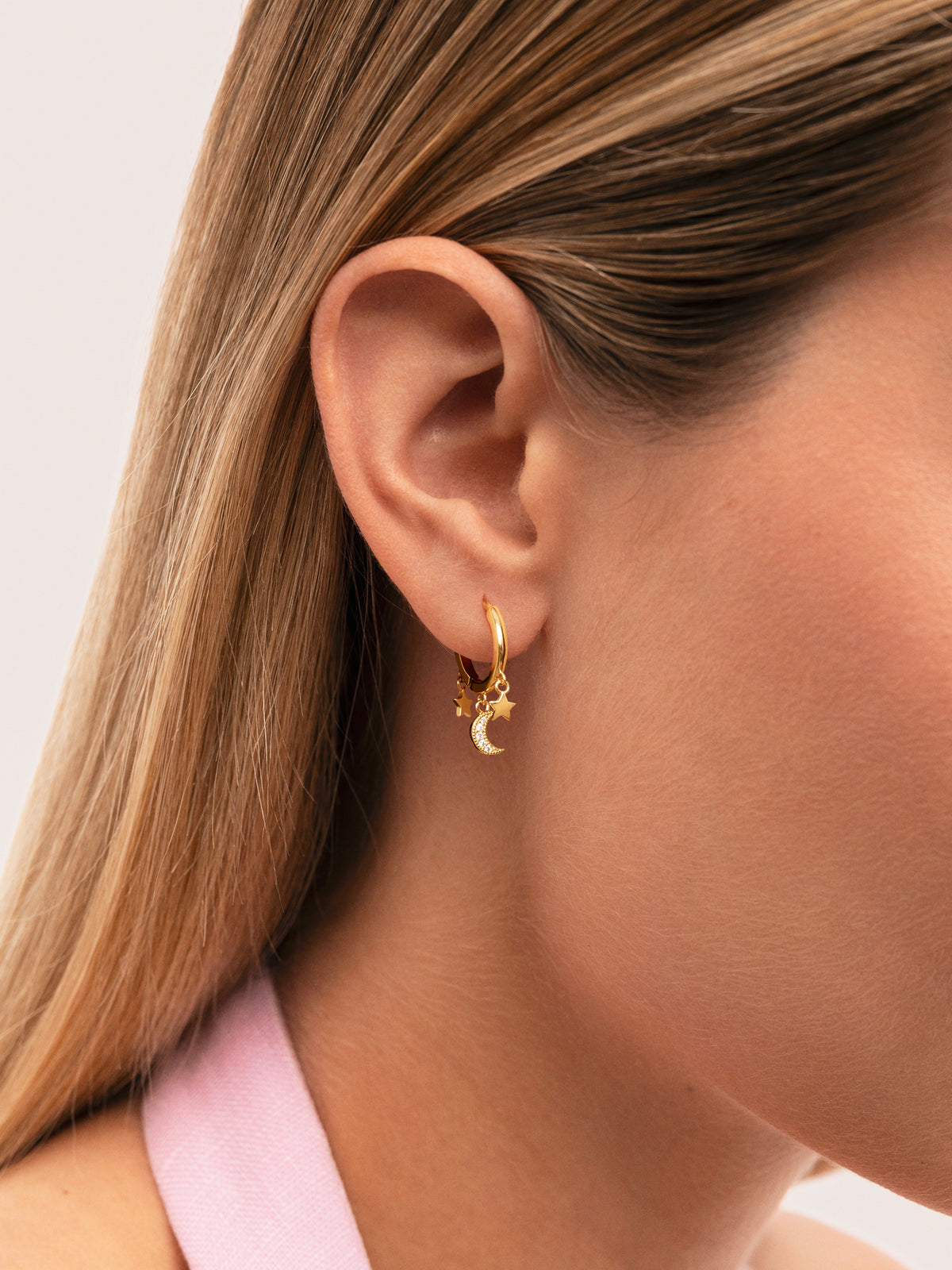 Midnight Sky Gold-Plated Earrings - puesto en modelo