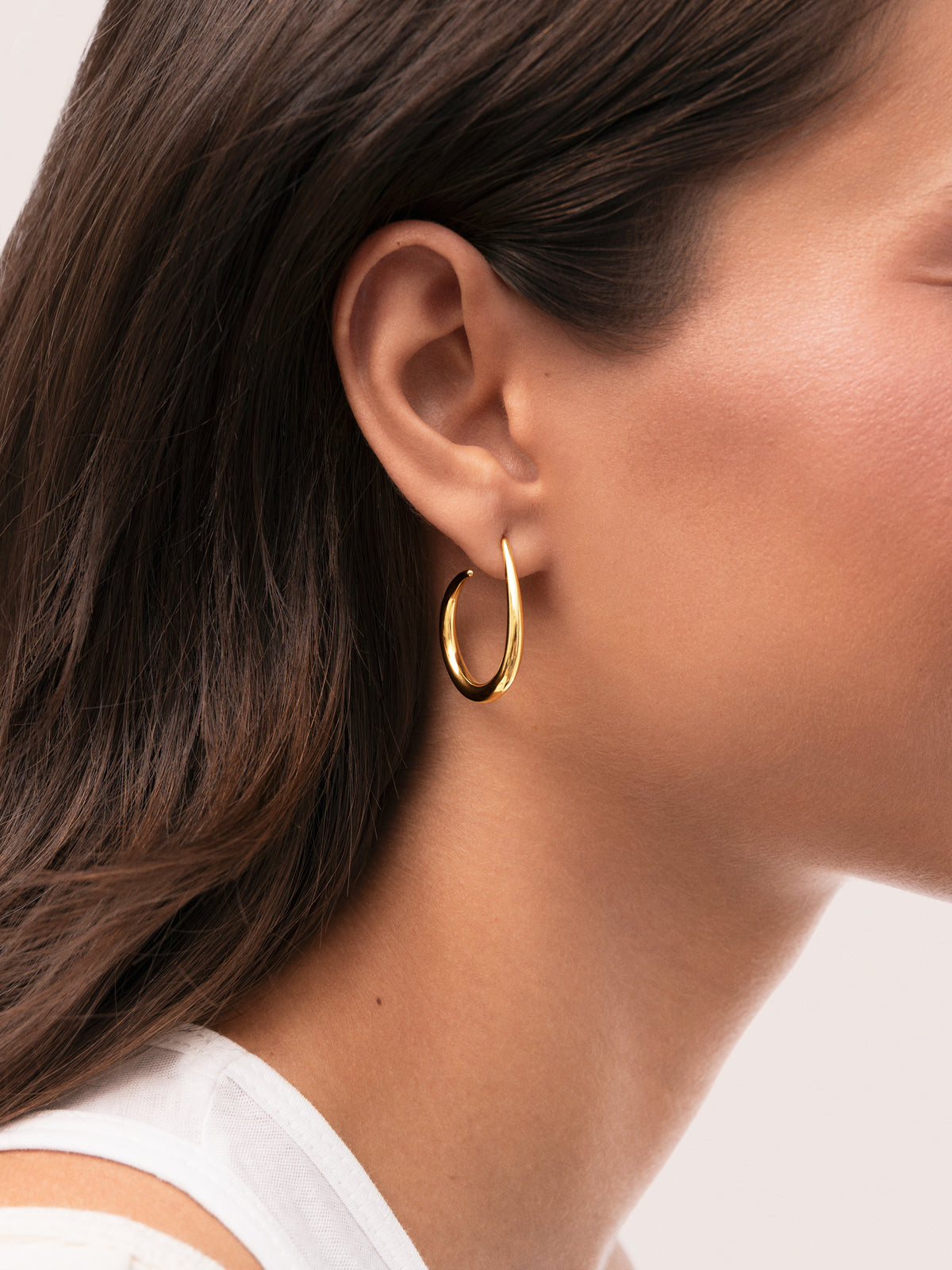 Twist Steel Gold-Plated Earrings - puesto en modelo