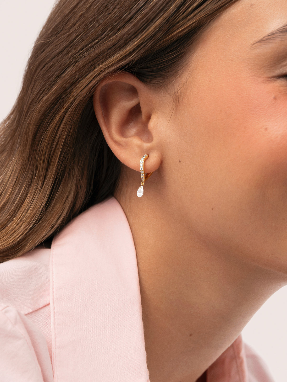 Victoria Gold-Plated Earrings - puesto en modelo