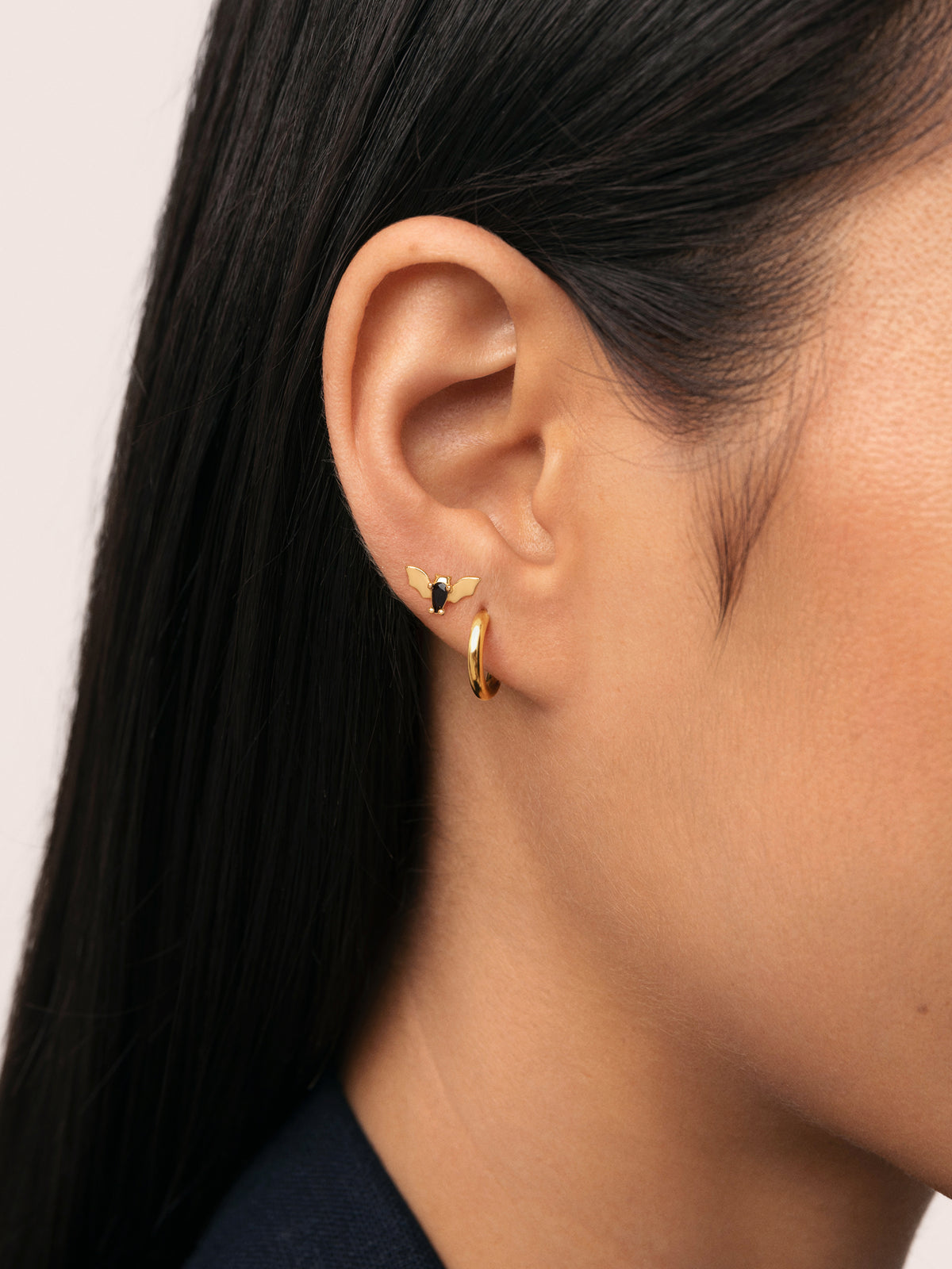 Boo Bat Gold-Plated Single Earring - puesto en modelo