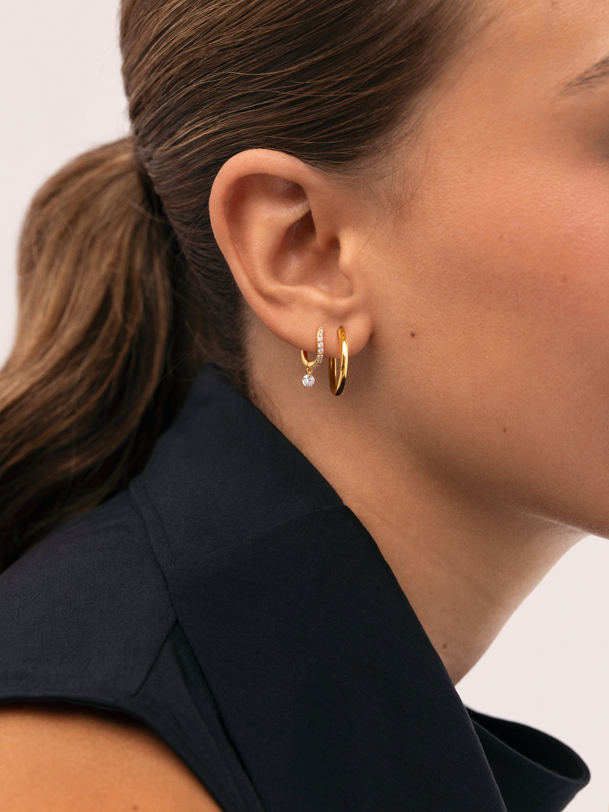 Victoria Single Earring Gold-Plated - puesto en modelo
