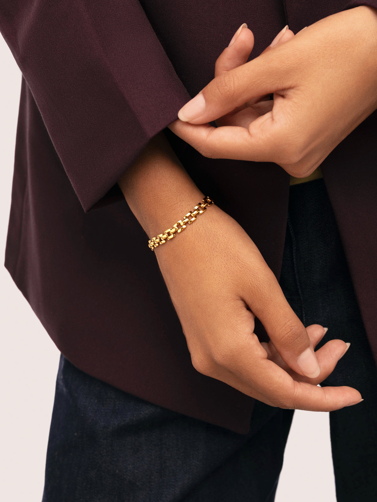 Pulsera Sierpe Acero Baño Oro - puesto en modelo