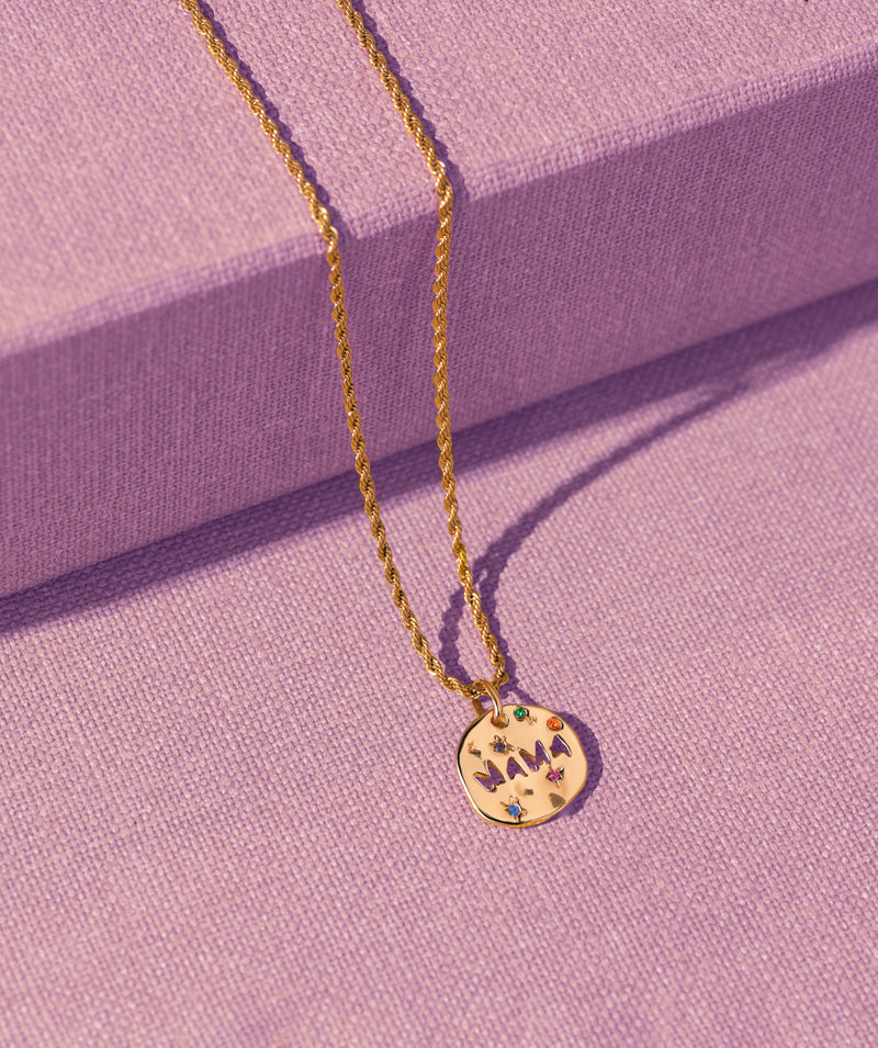 Mamá Charm, vergoldet