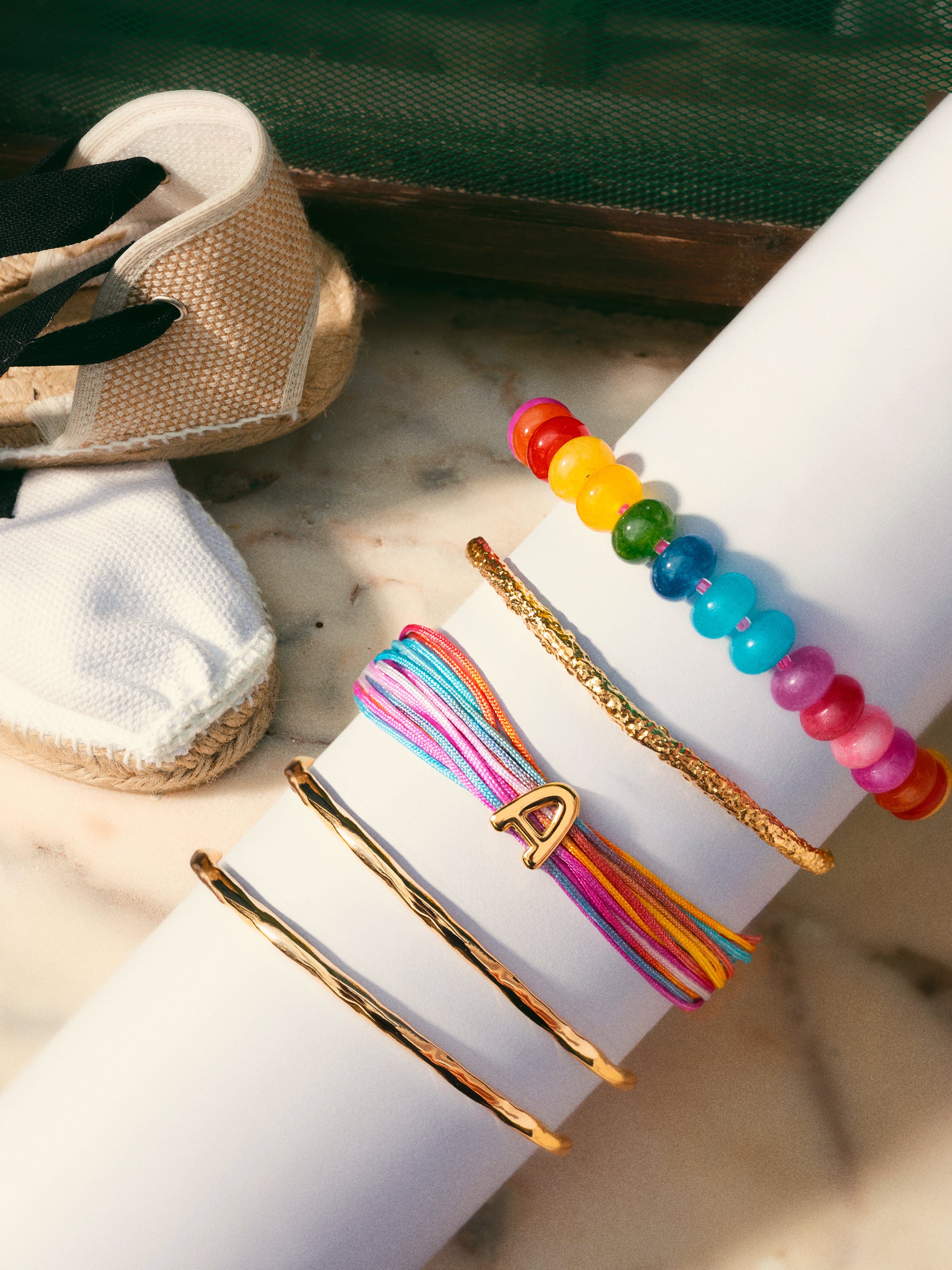 Personalisierbares Armband in Regenbogenfarbe, Edelstahl mit Goldbeschichtung