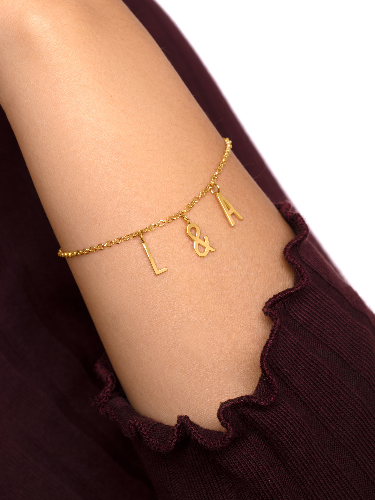 Initial Personalized Letters & Silver Necklace with Gold Plating - puesto en modelo
