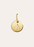 Mini Medallion Letter Prata Banho de Ouro
